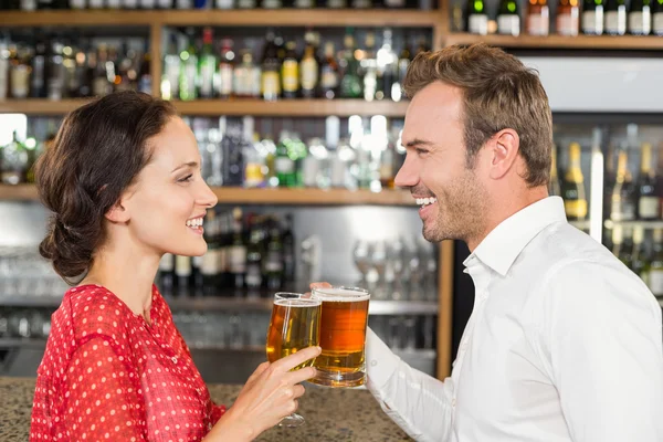 Paar lächelt sich an — Stockfoto