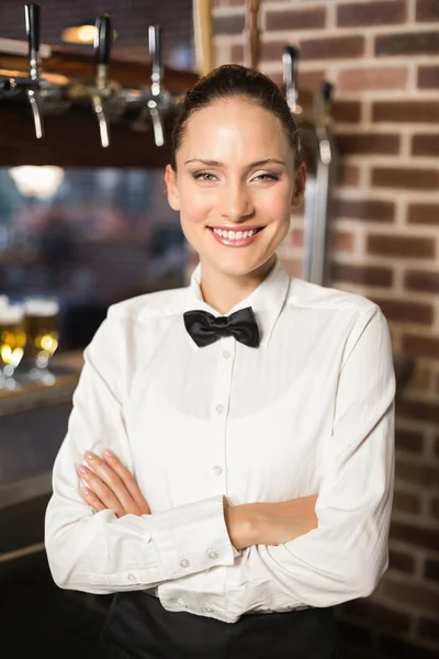 Sorrindo barmaid com braços cruzados — Fotografia de Stock