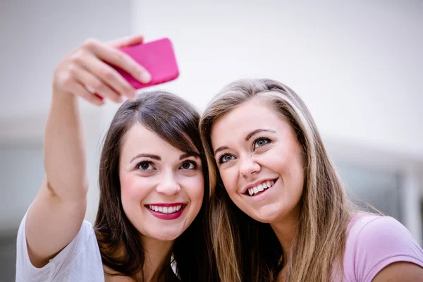 Mulheres bonitas tirando uma selfie — Fotografia de Stock