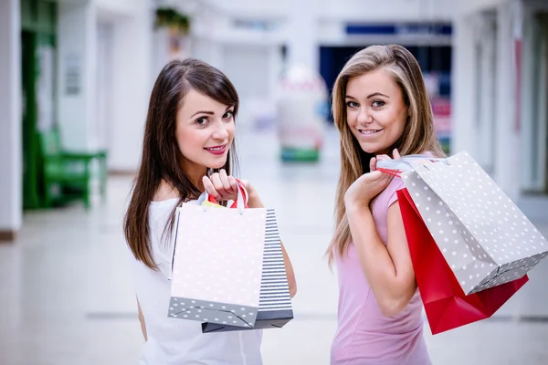 Femmes faisant du shopping dans le centre commercial — Photo