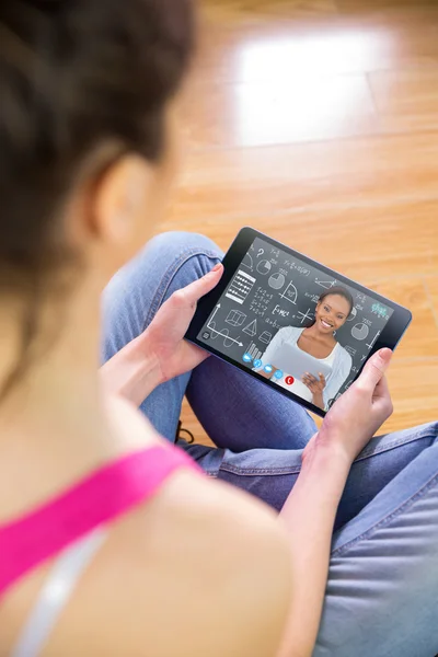 Vrouw met behulp van Tablet PC tegen vooraanzicht van zwarte vrouw — Stockfoto