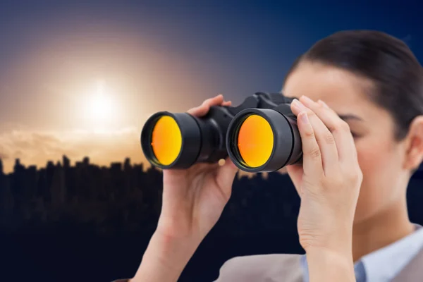 Geschäftsfrau blickt durch Fernglas — Stockfoto