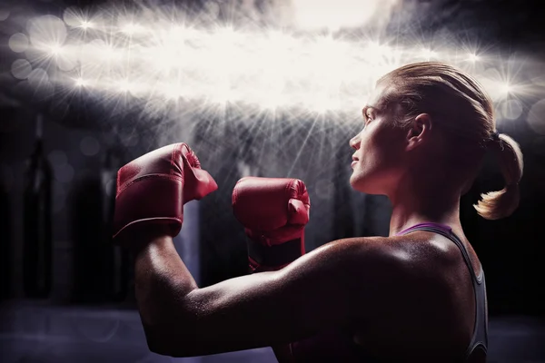 Boxeador feminino com postura de luta — Fotografia de Stock