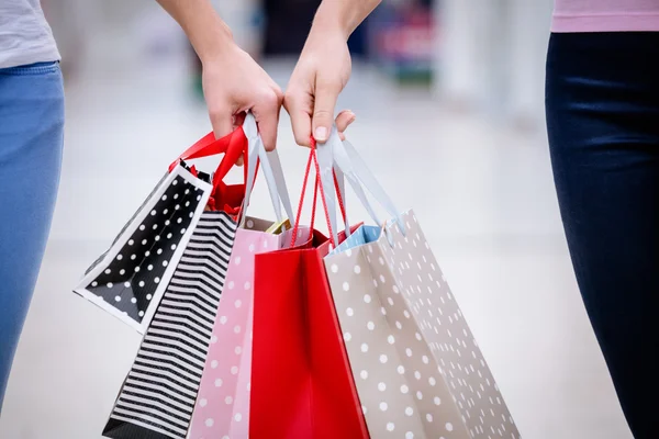 Mujeres que llevan bolsas de compras —  Fotos de Stock