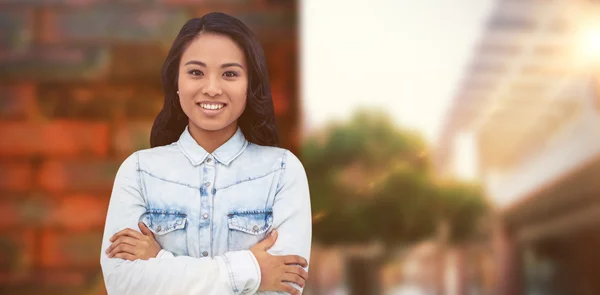 Mujer asiática con los brazos cruzados — Foto de Stock