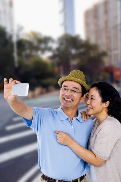 Hombre y mujer tomando una foto — Foto de Stock