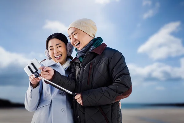 Paar lacht über Fotos mit dem Smartphone — Stockfoto