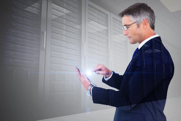 Empresário tocando tablet — Fotografia de Stock