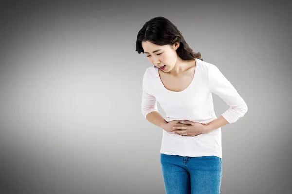 Mujer joven con dolor de estómago — Foto de Stock