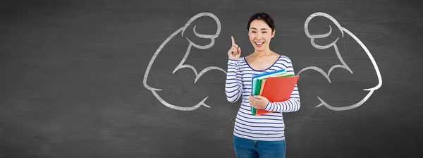 Mujer apuntando hacia arriba mientras sostiene archivos — Foto de Stock