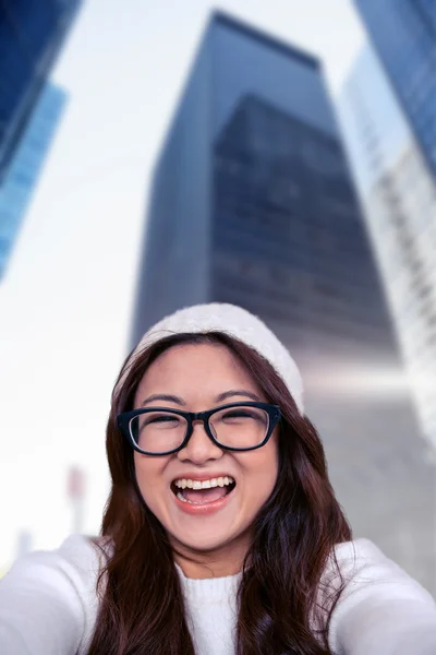 카메라 앞에서 웃고 있는 여자 — 스톡 사진