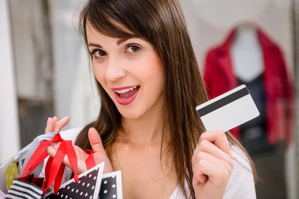 Mujer mostrando su tarjeta de crédito — Foto de Stock