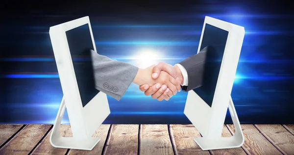 Zusammengesetztes Bild vom Händedruck zwischen zwei Geschäftsleuten — Stockfoto