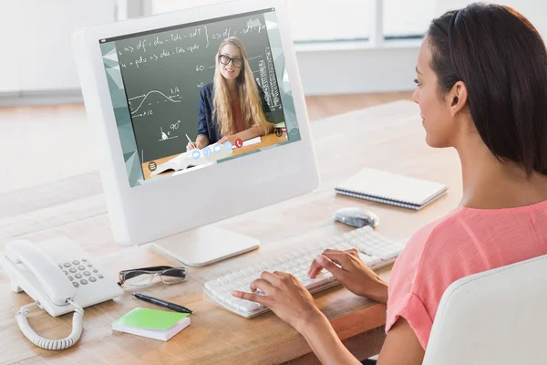 Empresária usando computador contra chat de vídeo — Fotografia de Stock