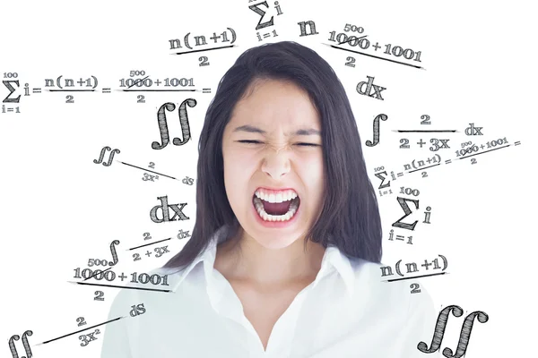 Schreeuwende vrouw tegen wiskunde-vergelijkingen — Stockfoto