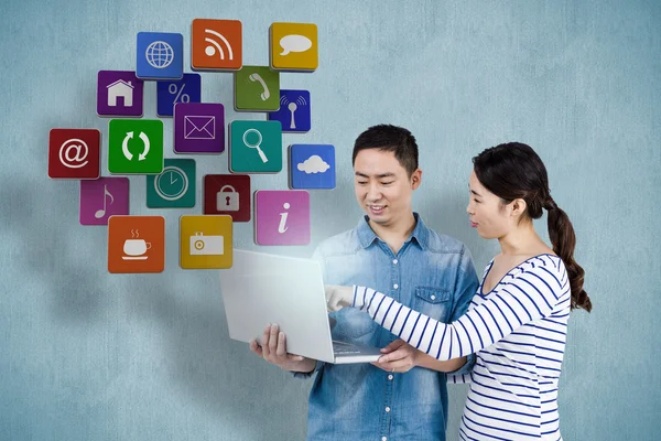 Couple using laptop — Stock Photo, Image