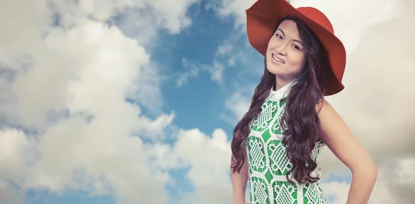 Mujer asiática con sombrero posando para cámara —  Fotos de Stock