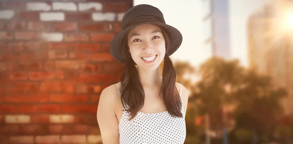 Femme avec une robe à pois et un chapeau — Photo