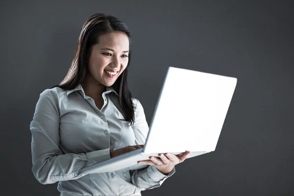 Mujer de negocios sonriente usando laptop —  Fotos de Stock