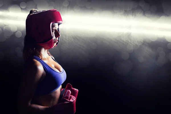 Boxeador con casco y guantes —  Fotos de Stock