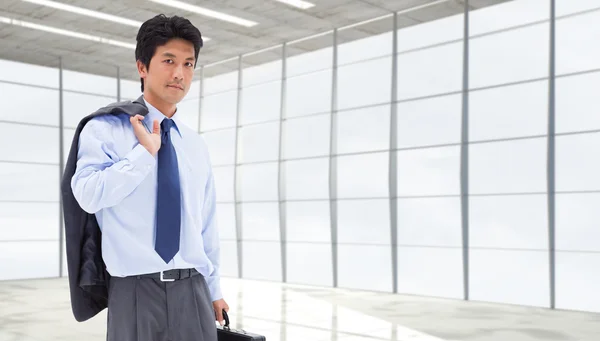 Empresario sosteniendo un maletín — Foto de Stock