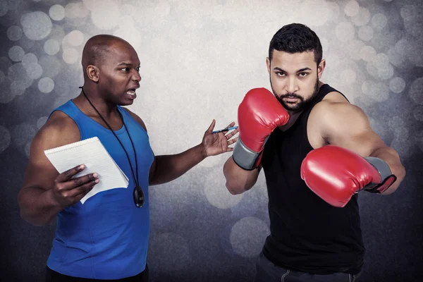 Entraîneur de boxe avec son combattant — Photo