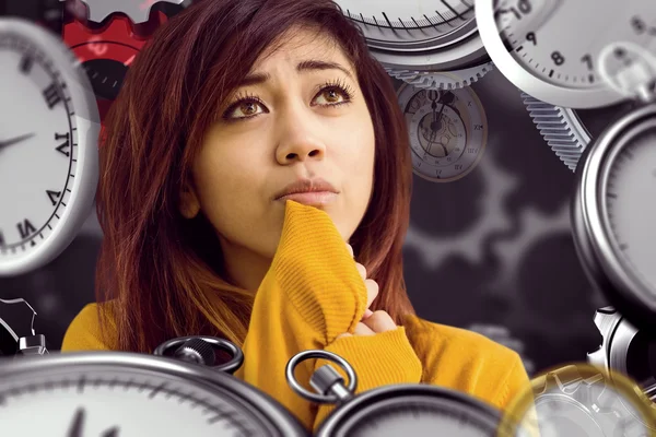 Kvinnan tittar bort mot klockor — Stockfoto