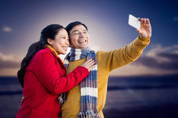 Asiático pareja en balcón tomando selfie — Foto de Stock