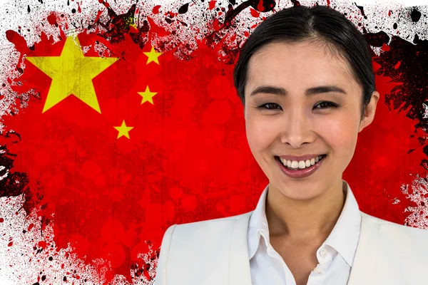 Mujer de negocios sonriente contra China —  Fotos de Stock