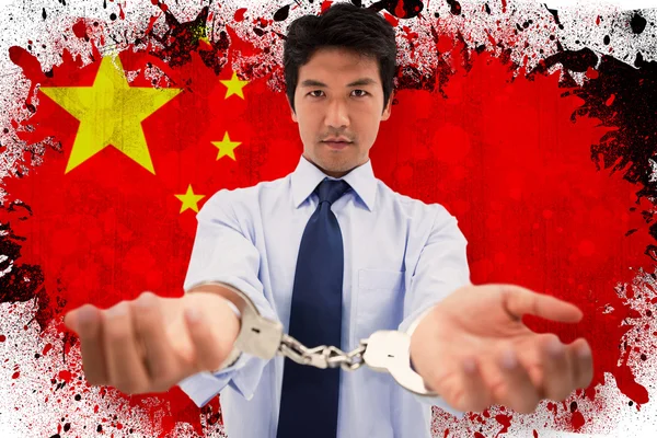 Бизнесмен с наручниками против Китая — стоковое фото