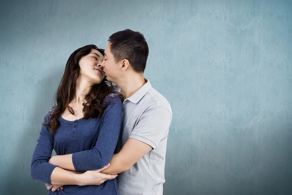 Casal abraçando uns aos outros — Fotografia de Stock