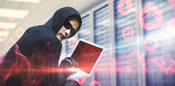Hacker usando laptop para roubar identidade — Fotografia de Stock
