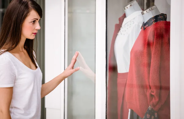 Beautiful woman window shopping — Stock Photo, Image