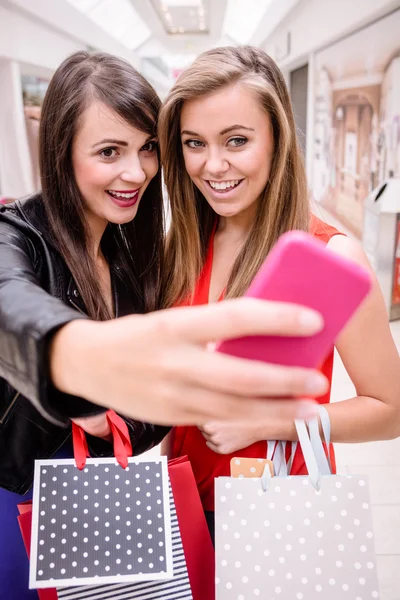 Frauen machen ein Selfie — Stockfoto
