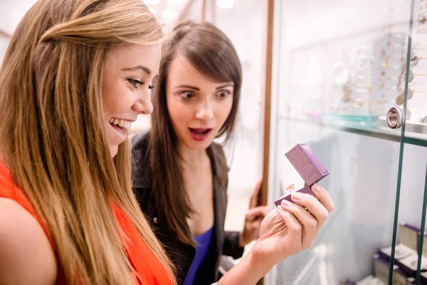 Women selecting a finger ring — Stock Photo, Image