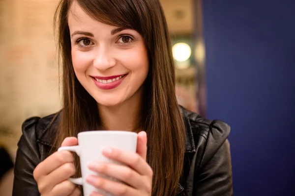 Vrouw met koffie — Stockfoto