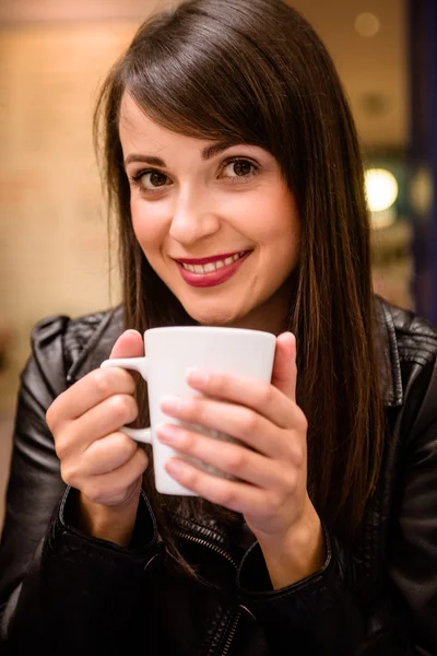 Belle femme prenant un café — Photo