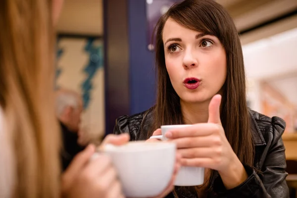 Женщина разговаривает за чашкой кофе — стоковое фото