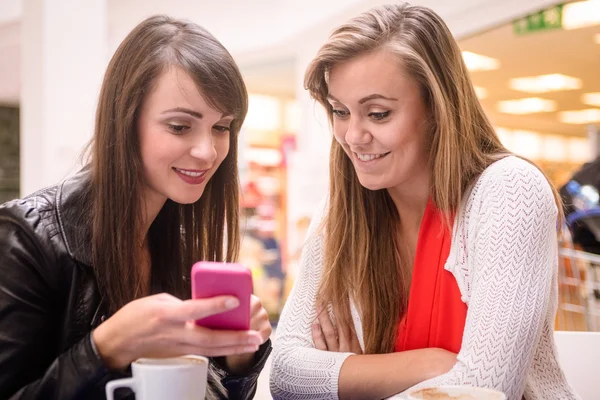 Zwei Frauen schauen aufs Handy — Stockfoto