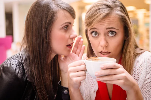 Vrouw in haar vrienden oor fluisteren — Stockfoto