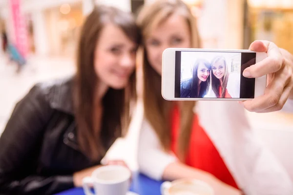 Donne che si fanno un selfie — Foto Stock