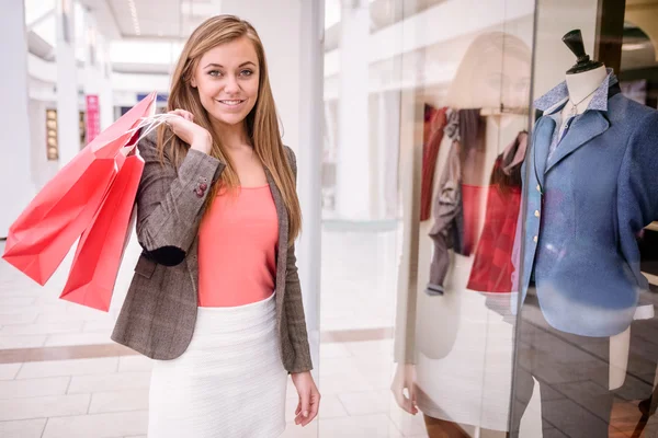 Mujer sosteniendo bolsas de compras — Foto de Stock