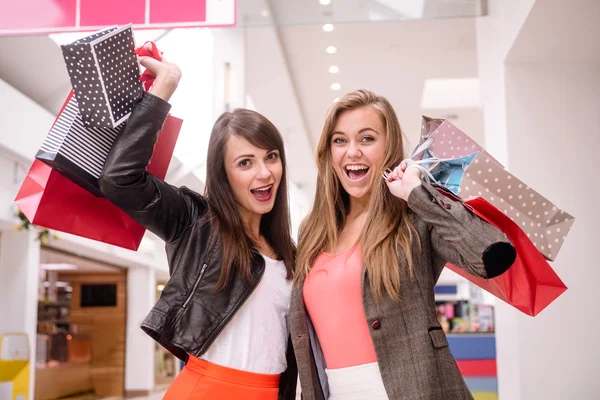 Opgewonden vrouwen met shopping tassen — Stockfoto