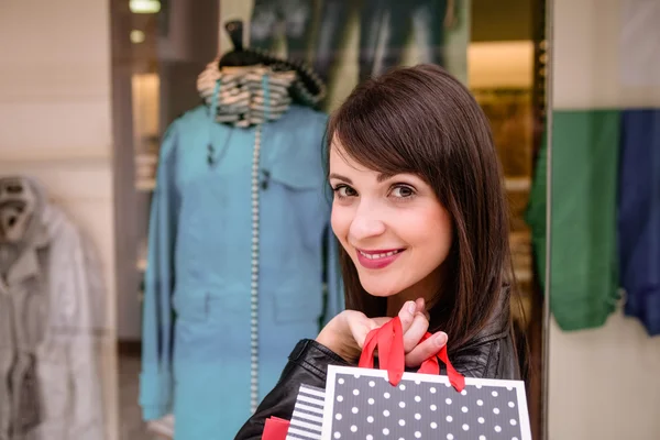 Frau mit Einkaufstüten — Stockfoto