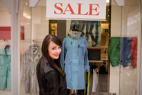 Mulher bonita janela de compras — Fotografia de Stock