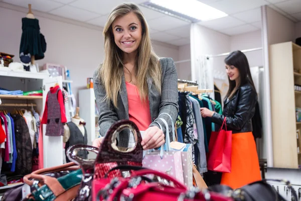 Mujeres seleccionando bolsas y ropa —  Fotos de Stock