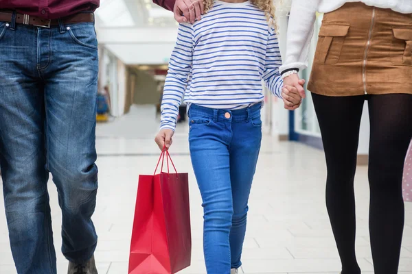 Passeggiata in famiglia con shopping bag — Foto Stock