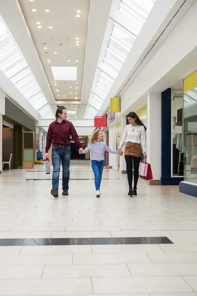 Familie wandelen met Shopping tassen — Stockfoto