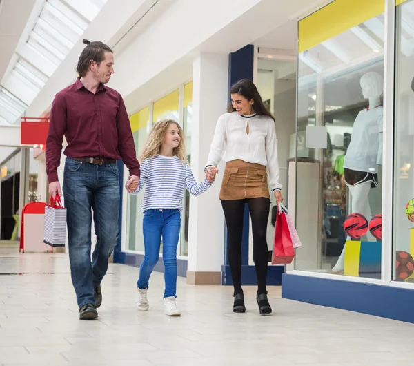 Famiglia felice che cammina nel centro commerciale — Foto Stock