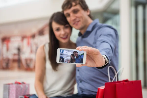 Lyckligt par tar en selfie — Stockfoto